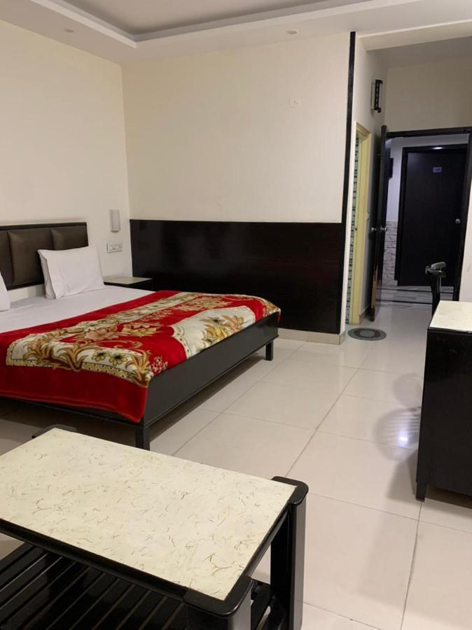 Hotel Raman'S Jagādhri エクステリア 写真