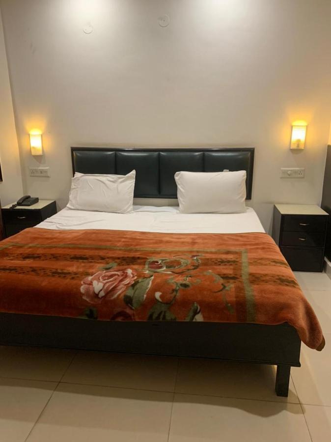 Hotel Raman'S Jagādhri エクステリア 写真