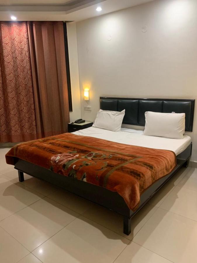 Hotel Raman'S Jagādhri エクステリア 写真