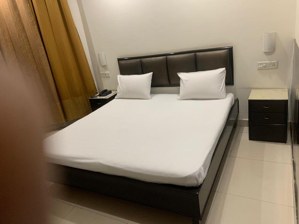 Hotel Raman'S Jagādhri エクステリア 写真