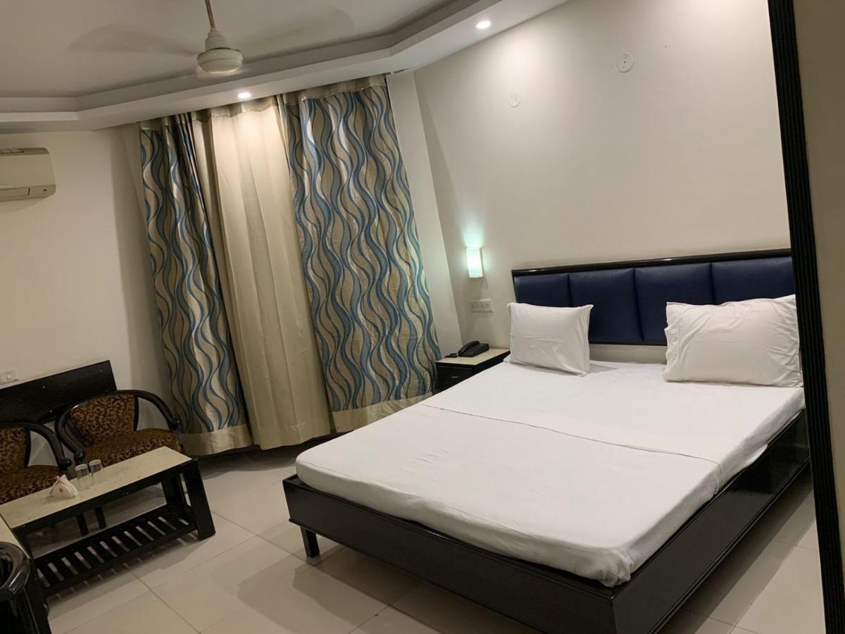 Hotel Raman'S Jagādhri エクステリア 写真