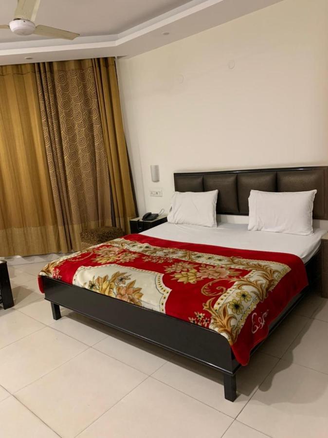 Hotel Raman'S Jagādhri エクステリア 写真