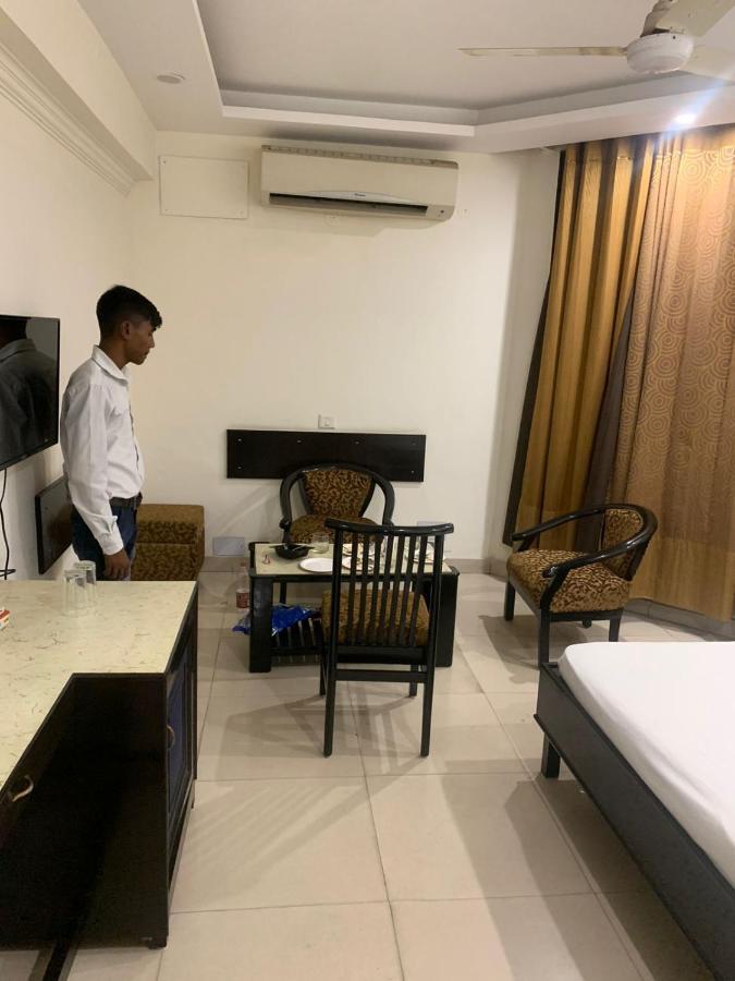 Hotel Raman'S Jagādhri エクステリア 写真