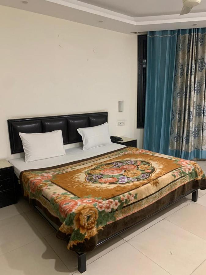 Hotel Raman'S Jagādhri エクステリア 写真