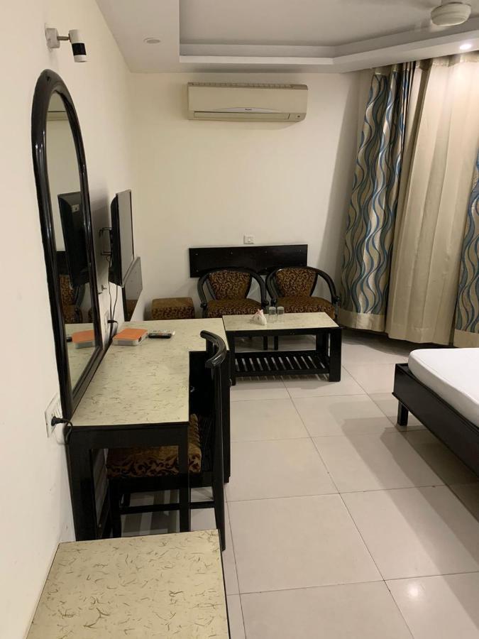 Hotel Raman'S Jagādhri エクステリア 写真
